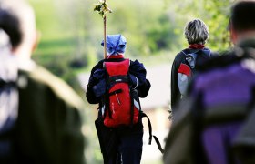 Pilgergruppe bei Heiligenkreuz, © Mostviertel Tourismus, weinfranz.at